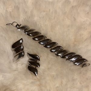 NWT VINTAGE PARK LANE SILVER DETAILED BRACELET & EARRING SET